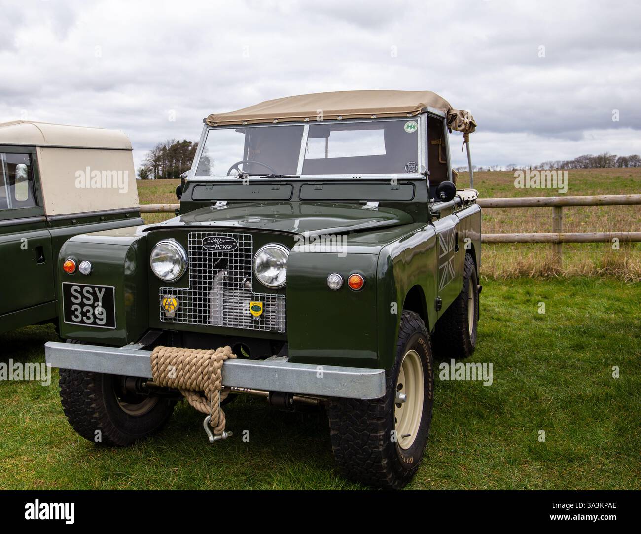 Green land rover hi-res stock photography and images - Alamy