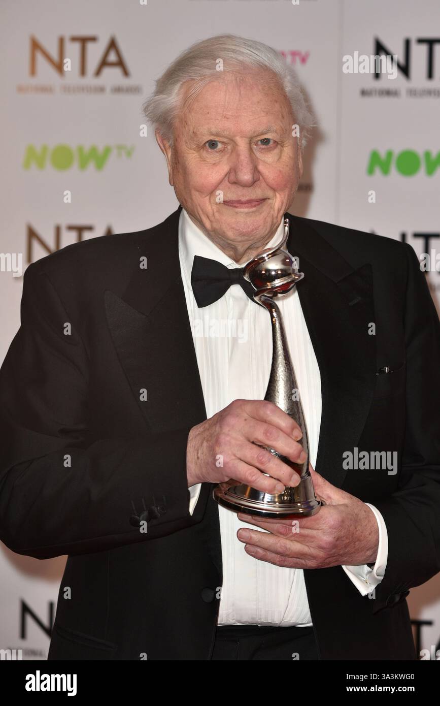 David Attenborough with the Impact Award for 'Blue Planet II' at the ...