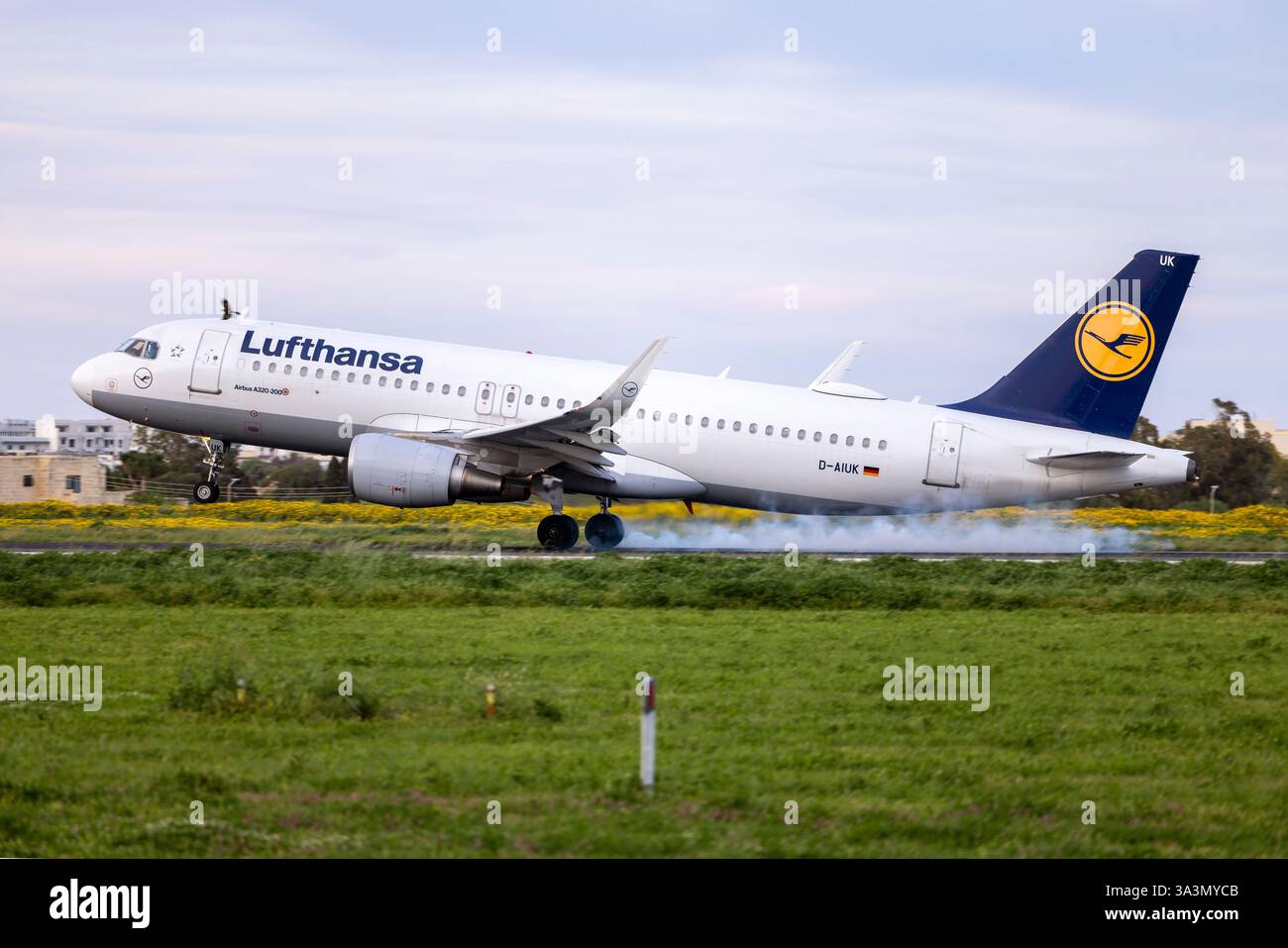 Lufthansa Airbus A320-214 (REG: D-AIUK) landing in low light, still ...