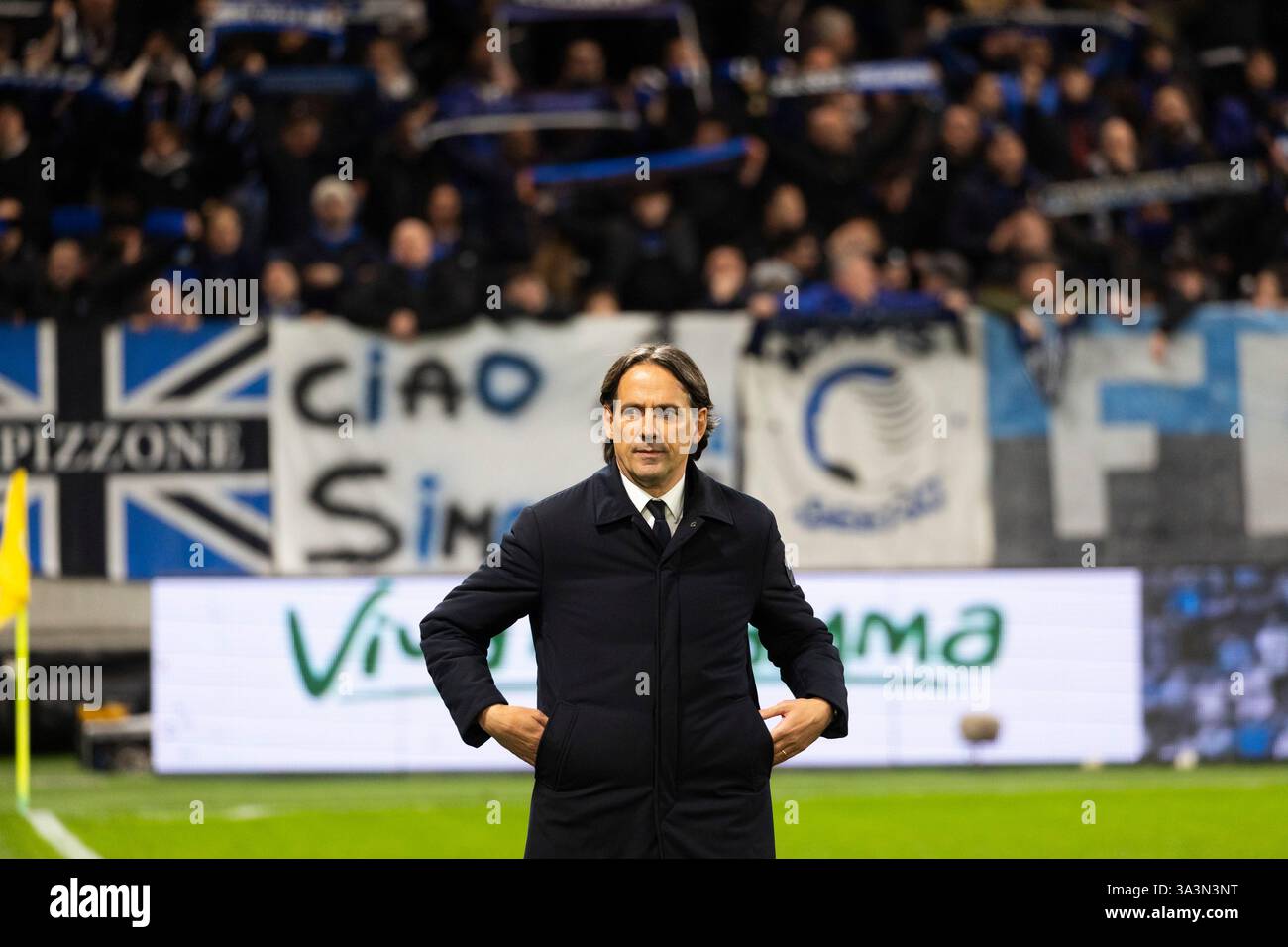Bergamo, Italy. 16th Mar, 2025. Simone Inzaghi in action during Serie A match between Atalanta and FC Internazionale on March 16 2025 at Gewiss Stadium in Bergamo, Italy Credit: Mairo Cinquetti/Alamy Live News Stock Photo