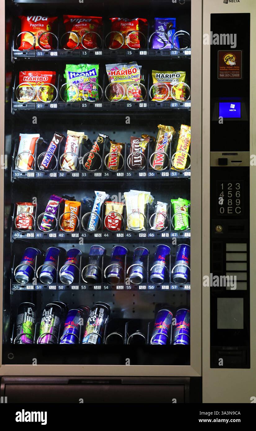 erfurt-13-03-2025-erfurt-automat-mit-suessigkeiten-und-getraenken