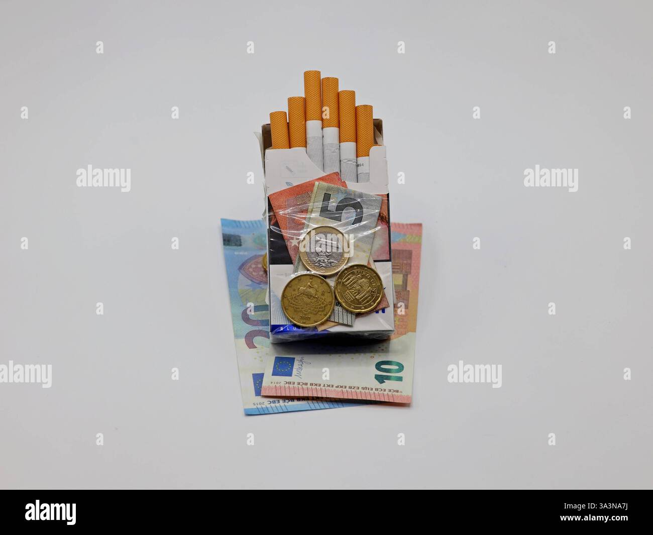 Price of a pack of cigarettes hi-res stock photography and images