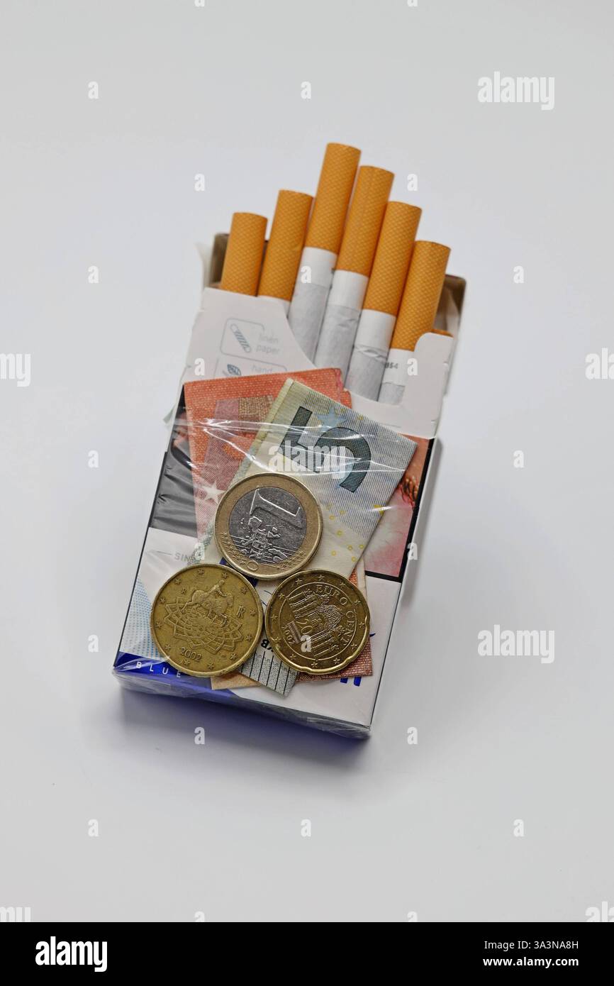 euro tobacco benidorm price Price of a pack of cigarettes hi-res stock photography and images