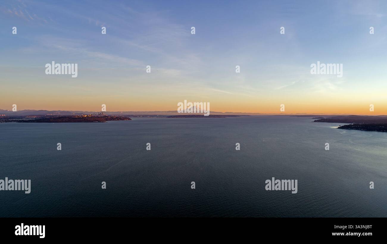 Seattle Ranier R Seattle skyline and mount rainier hi-res stock photography and images ...
