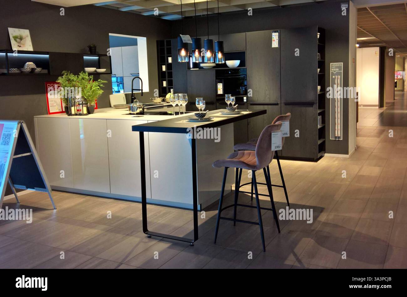 Moderne Küche im Möbelhaus, Designerküche mit Herd, Anrichte ...