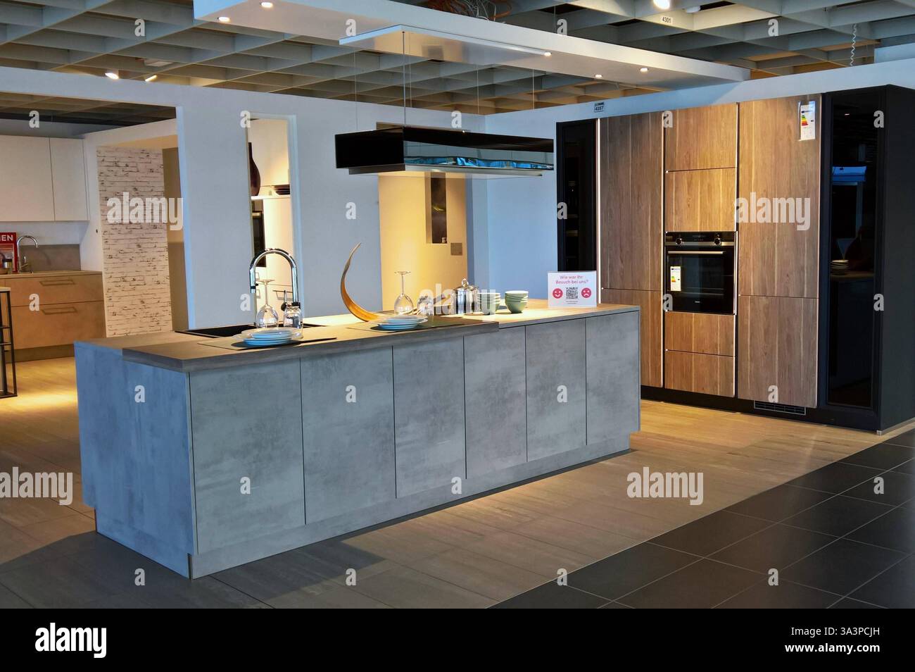 Moderne Küche im Möbelhaus, Designerküche mit Herd, Anrichte ...