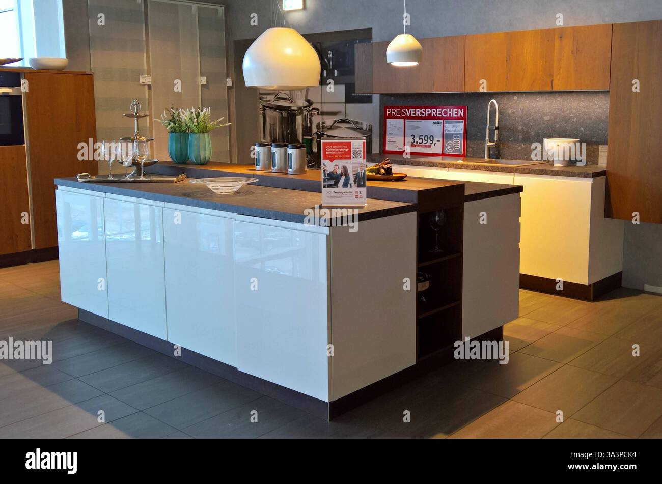 Moderne Küche im Möbelhaus, Designerküche mit Herd, Anrichte ...