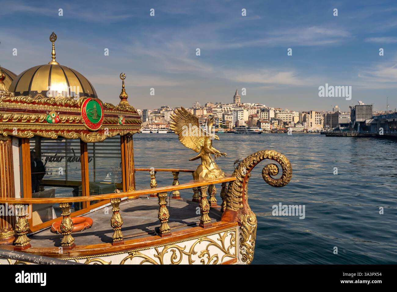 Goldenes orientalisches Restaurantschiff am Ufer von Eminönü, Beyoğlu und der Galataturm, Istanbul, Türkei  |  Golden oriental Restaurant Ship at the Stock Photo