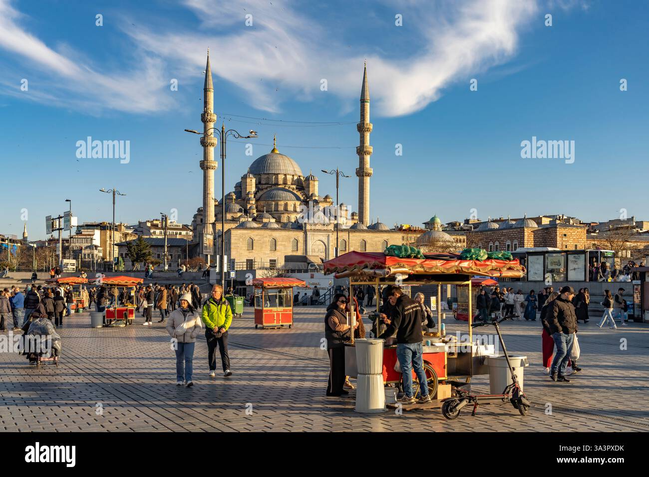 Stand mit Mais und Esskastanien auf dem Eminönü Platz Eminönü Meydani ...