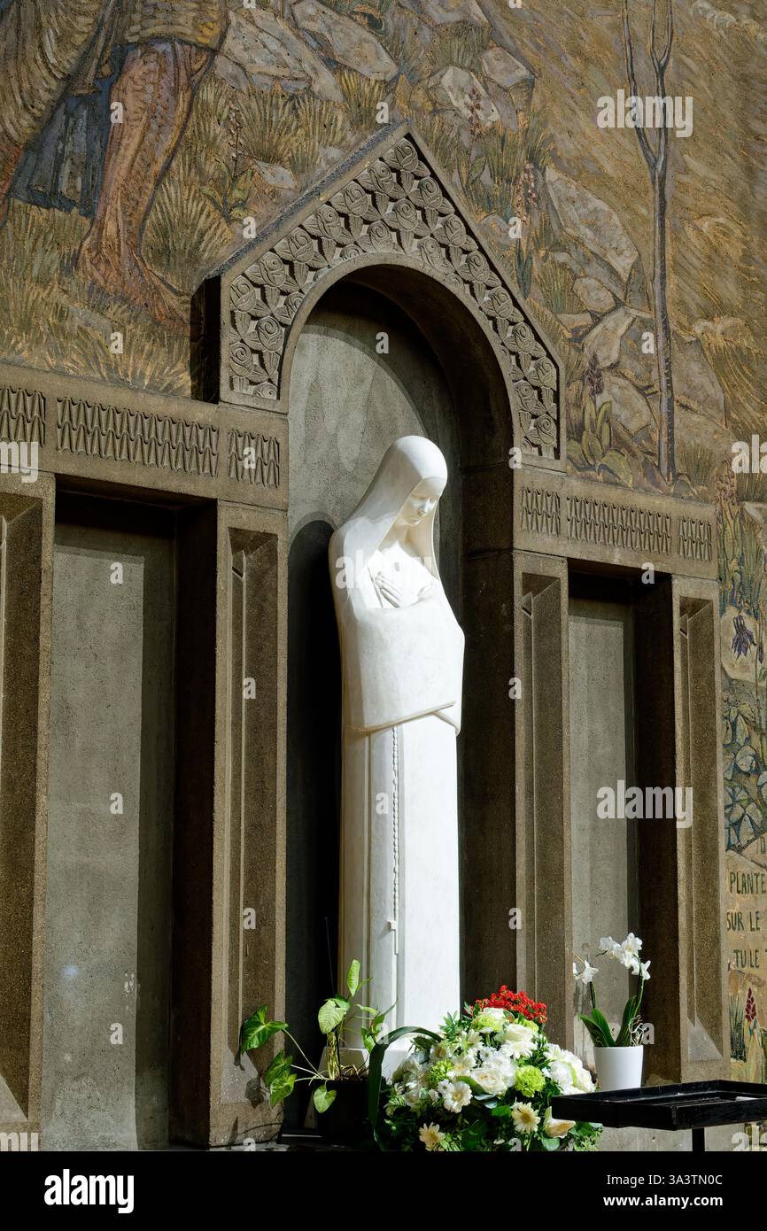 Paris, FRANCE - 08–03-2024: Statue of St. Therese of Lisieux or Thérèse ...