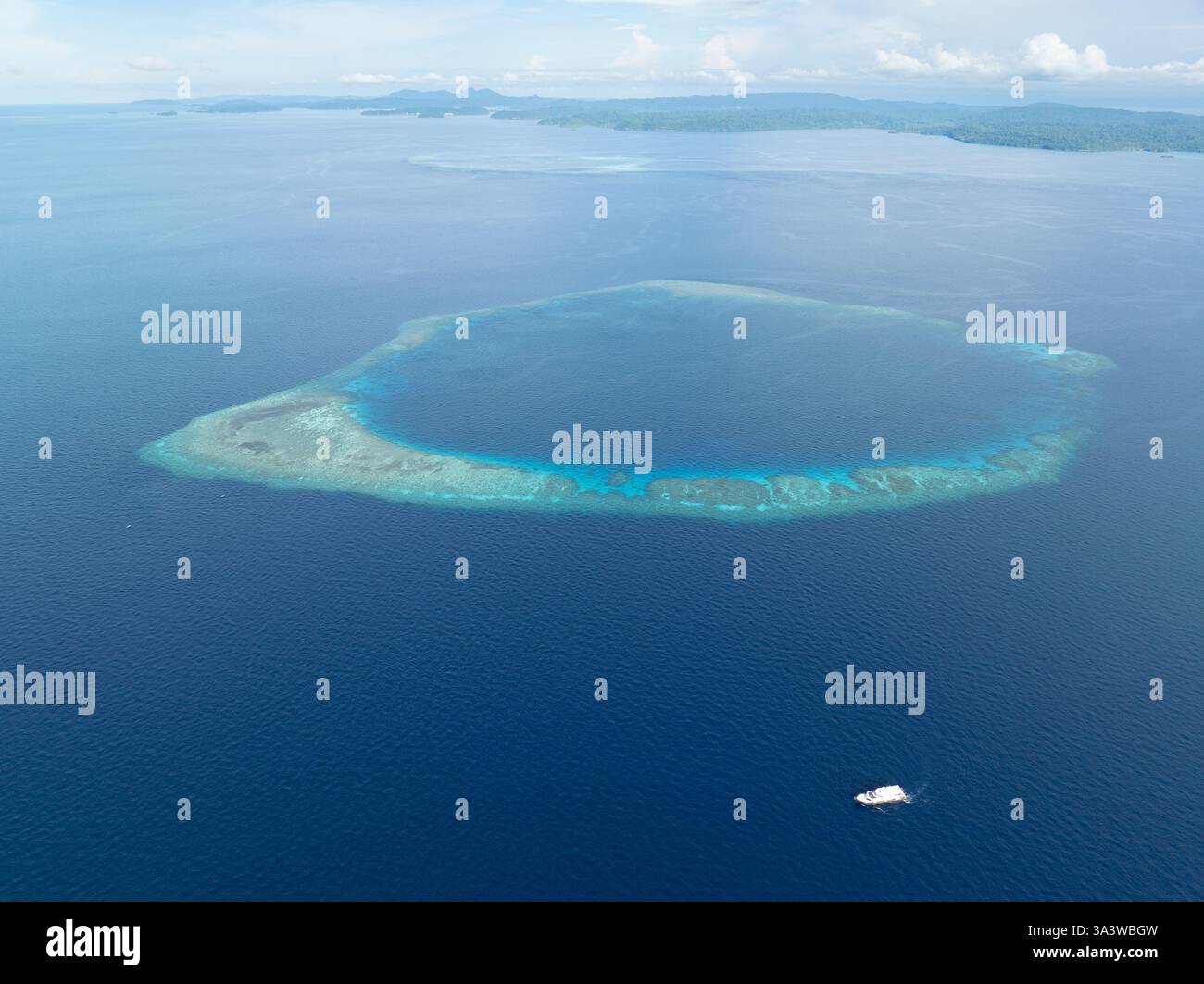 Calm serene seas surround hi-res stock photography and images - Alamy
