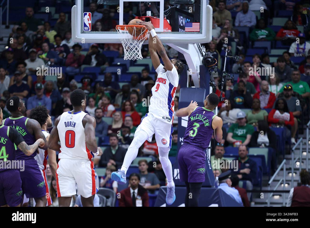 Detroit Pistons forward Ausar Thompson (9) throws down a dunk against ...