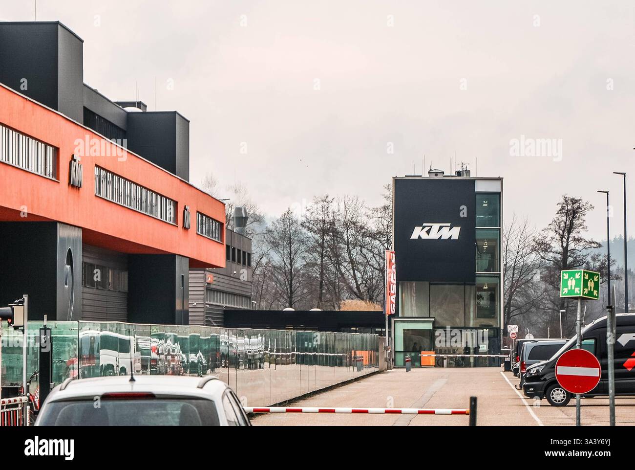 17.03.2025, Mattighofen, AUT, Unterwegs in Oberösterreich, KTM fährt ...