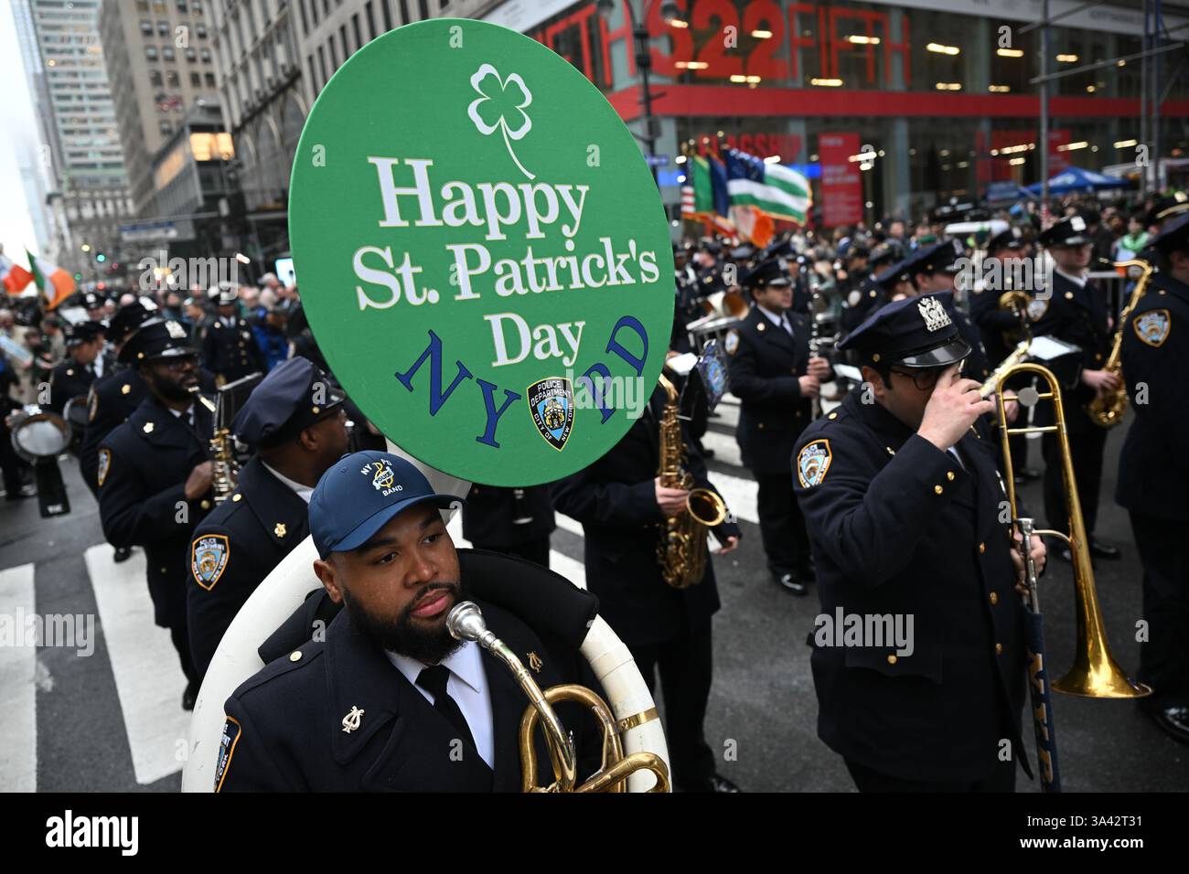 People march in the 264th Annual New York City Saint Patrick's Day ...
