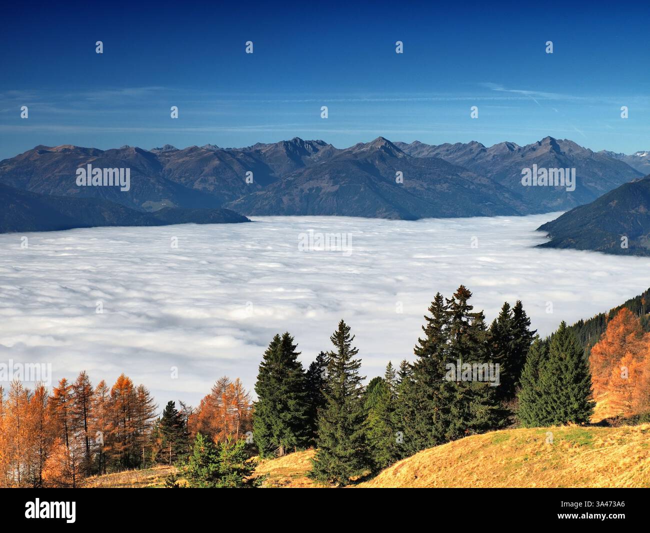 über dem herbstlichen Nebel am Millstätter See, mit wunderbarem Fernblick Stock Photo