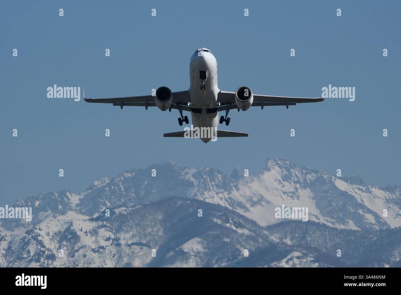 Take off airplane mountains hi-res stock photography and images - Alamy