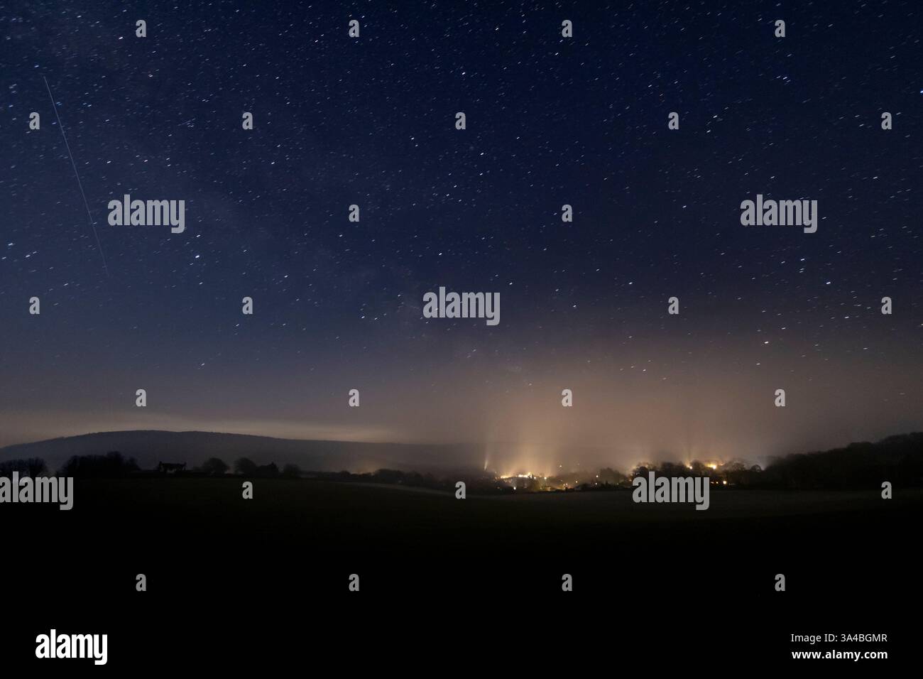 Countryside night sky hi-res stock photography and images - Alamy
