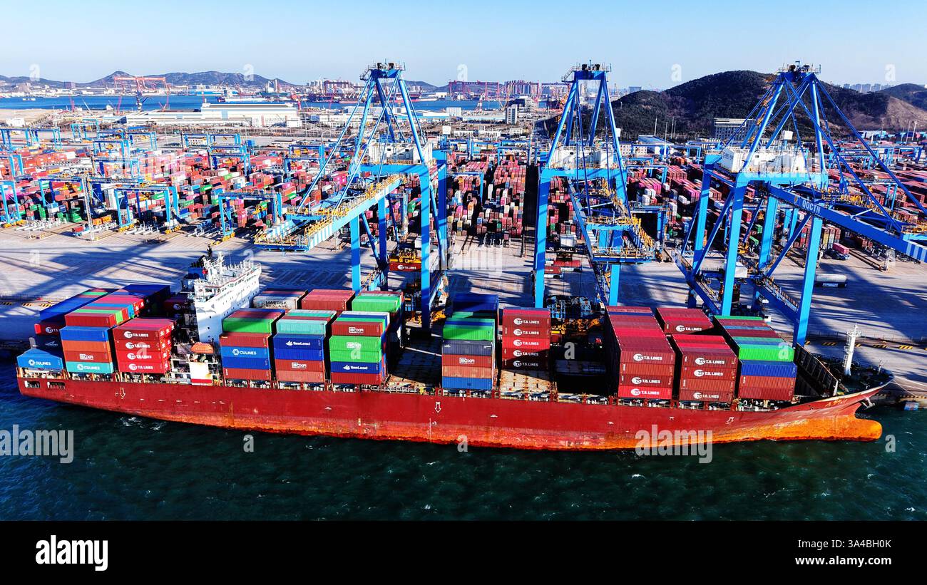 Qingdao, China. 18th Mar, 2025. QINGDAO, CHINA - MARCH 18, 2025 - Cargo ...