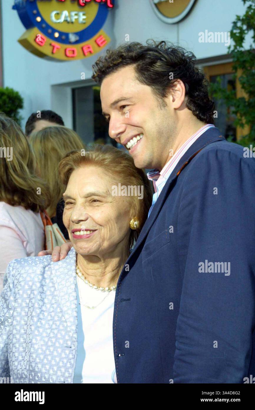 July 24, 2003 - K31261TR                                                                          7/24/03.PREMIERE OF ''AMERICAN  WEDDING''     . AT UNIVERSAL STUDIO HOLLYWOOD CA. .ROCCO DISPIRITO & MOTHER NICOLINA. TOM RODRIGUEZ/(Credit Image: © Globe Photos/ZUMAPRESS.com) Stock Photo