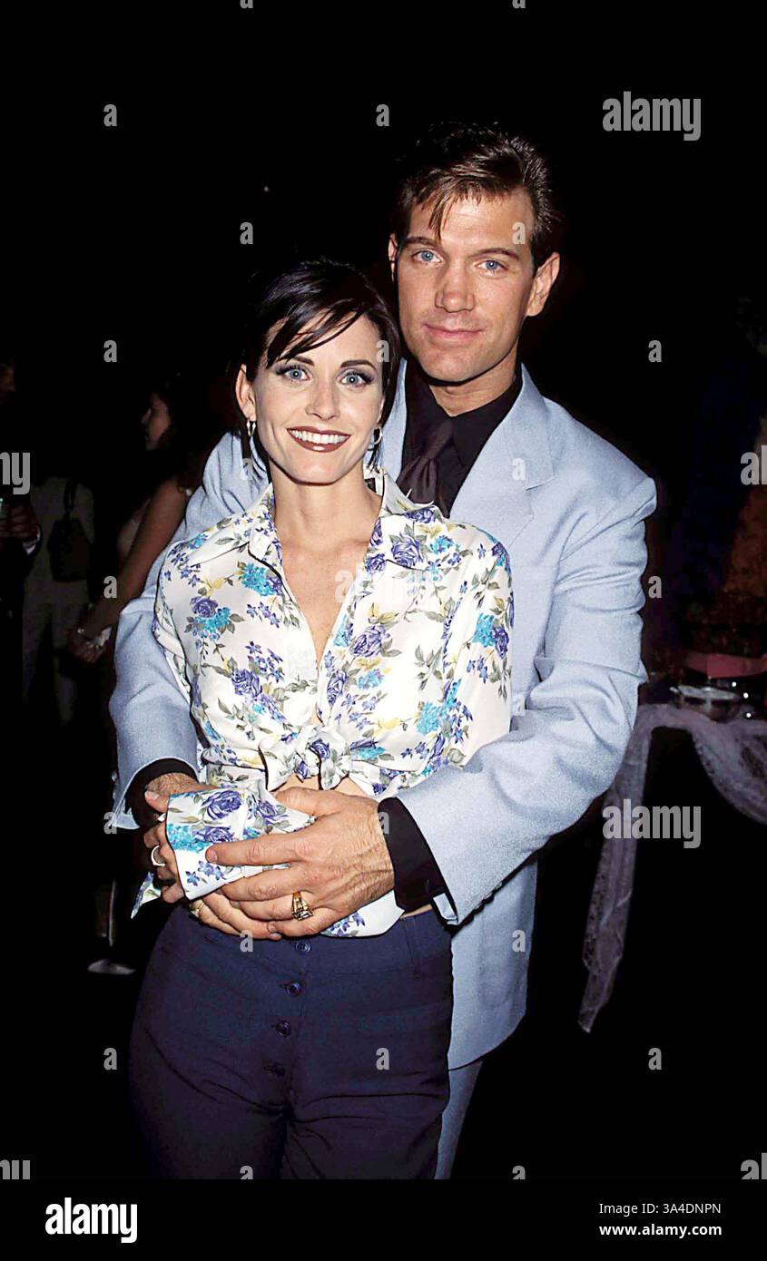 May 8, 2005 - COURTNEY COX AND CHRIS ISAAK. LISA ROSE- 1995(Credit Image: ©  Globe Photos/ZUMAPRESS.com Stock Photo - Alamy, image size:845x1390