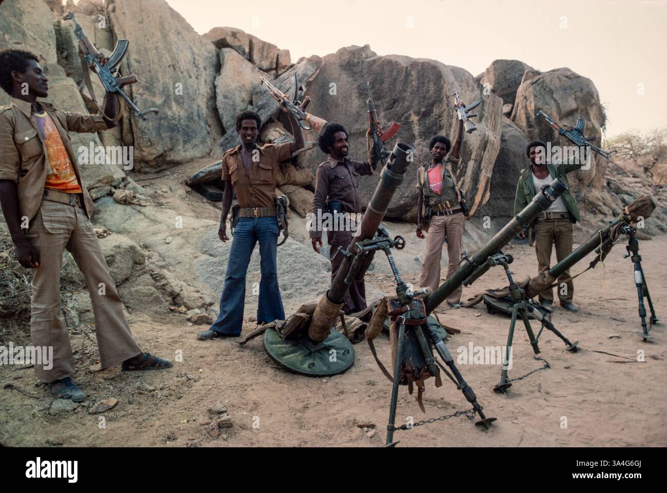EPLF (Eritrean People's Liberation Front) fighters withn their motar tubes and AK-47s, Gerger, Eritrea, May 1993 Stock Photo