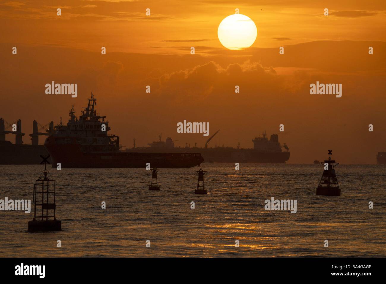 Singapore. 18th Mar, 2025. The sun rises over the Singapore Strait on March 18, 2025. Credit: Then Chih Wey/Xinhua/Alamy Live News Stock Photo