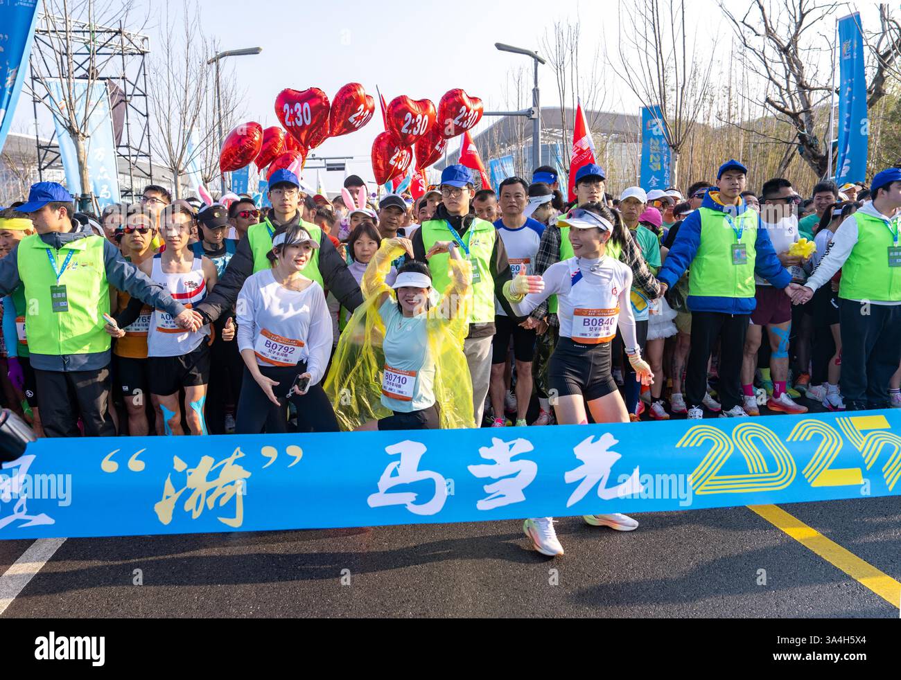 The 2025 Zhejiang Half Marathon kicks off in Jinhua City, east China's ...