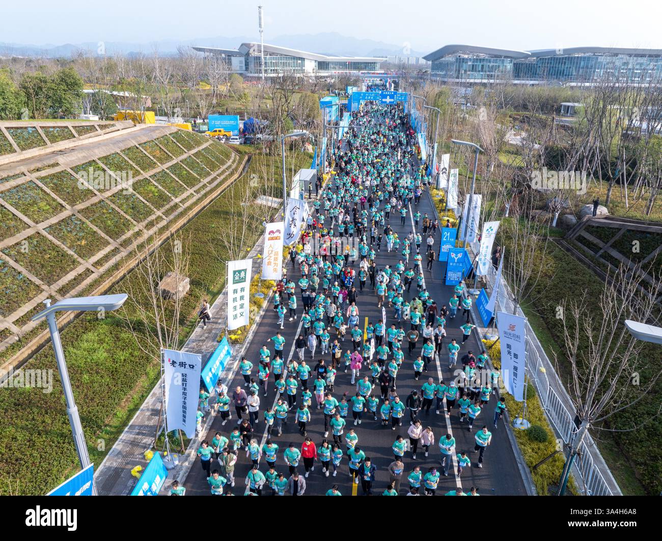 The 2025 Zhejiang Half Marathon kicks off in Jinhua City, east China's ...