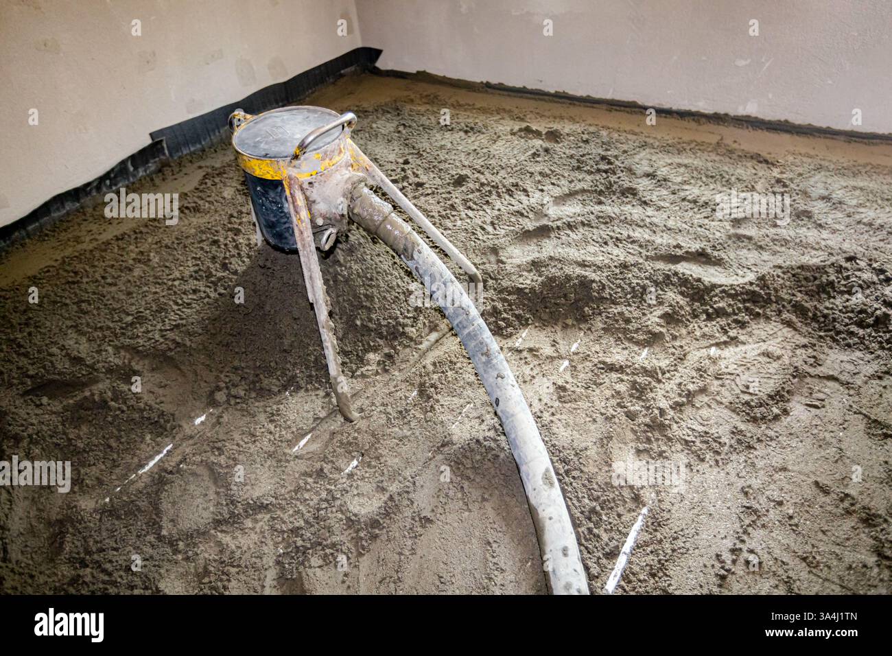 Pump machine throws out mixture of cement and sand, semi-dry floor ...