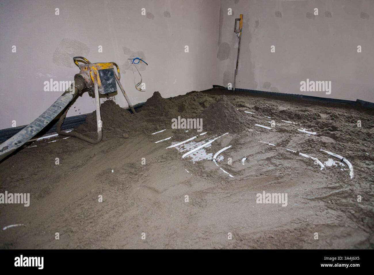 Pump machine throws out mixture of cement and sand, semi-dry floor ...
