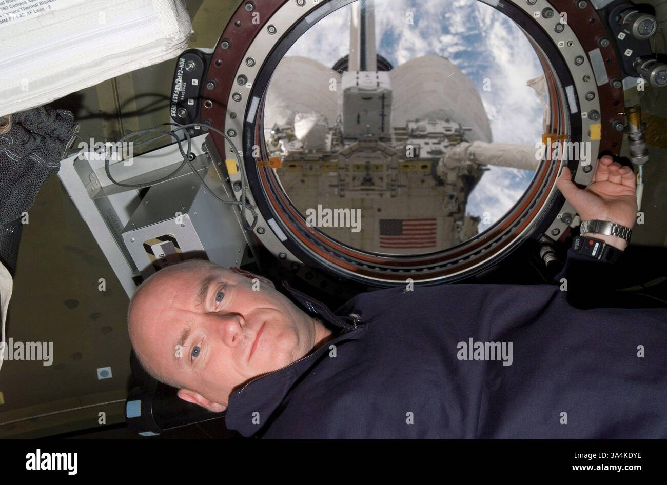 Por una ventana hi-res stock photography and images - Alamy, image size:1300x946