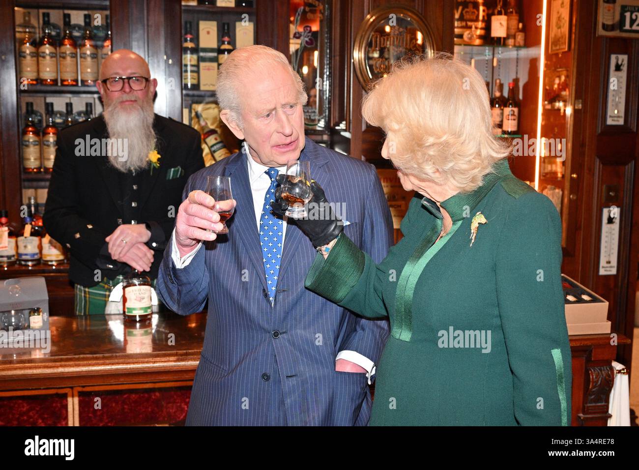 King Charles III and Queen Camilla taste whiskey at The Friend at Hand(02)