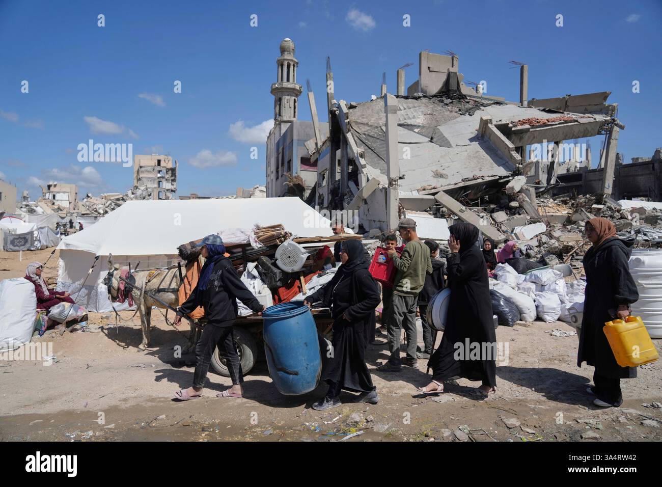 Hanoun Displaced Palestinians, carrying their belongings traveling from Beit ...