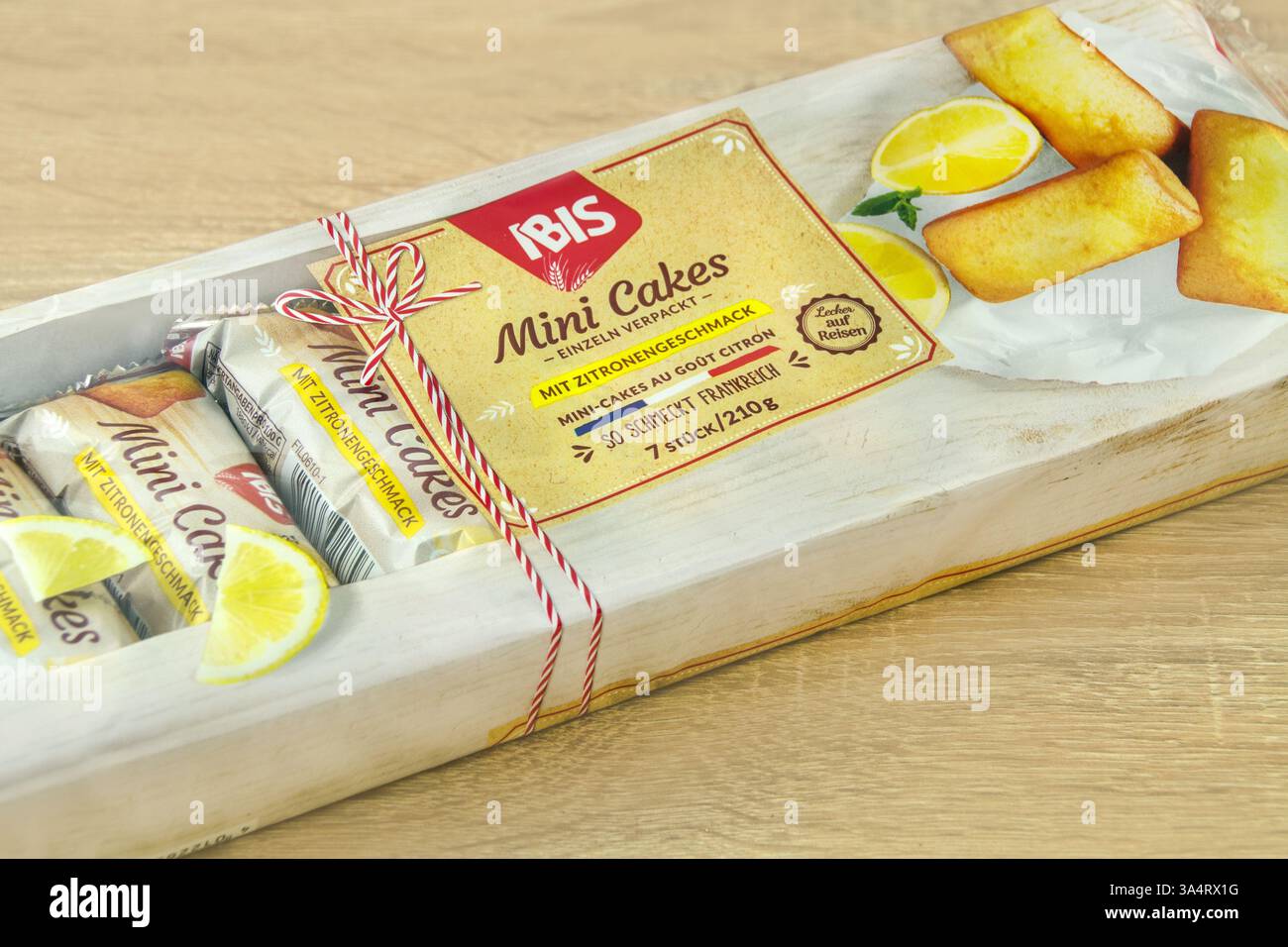 Ibis Mini Cakes mit Zitronengeschmack auf Holz Stock Photo