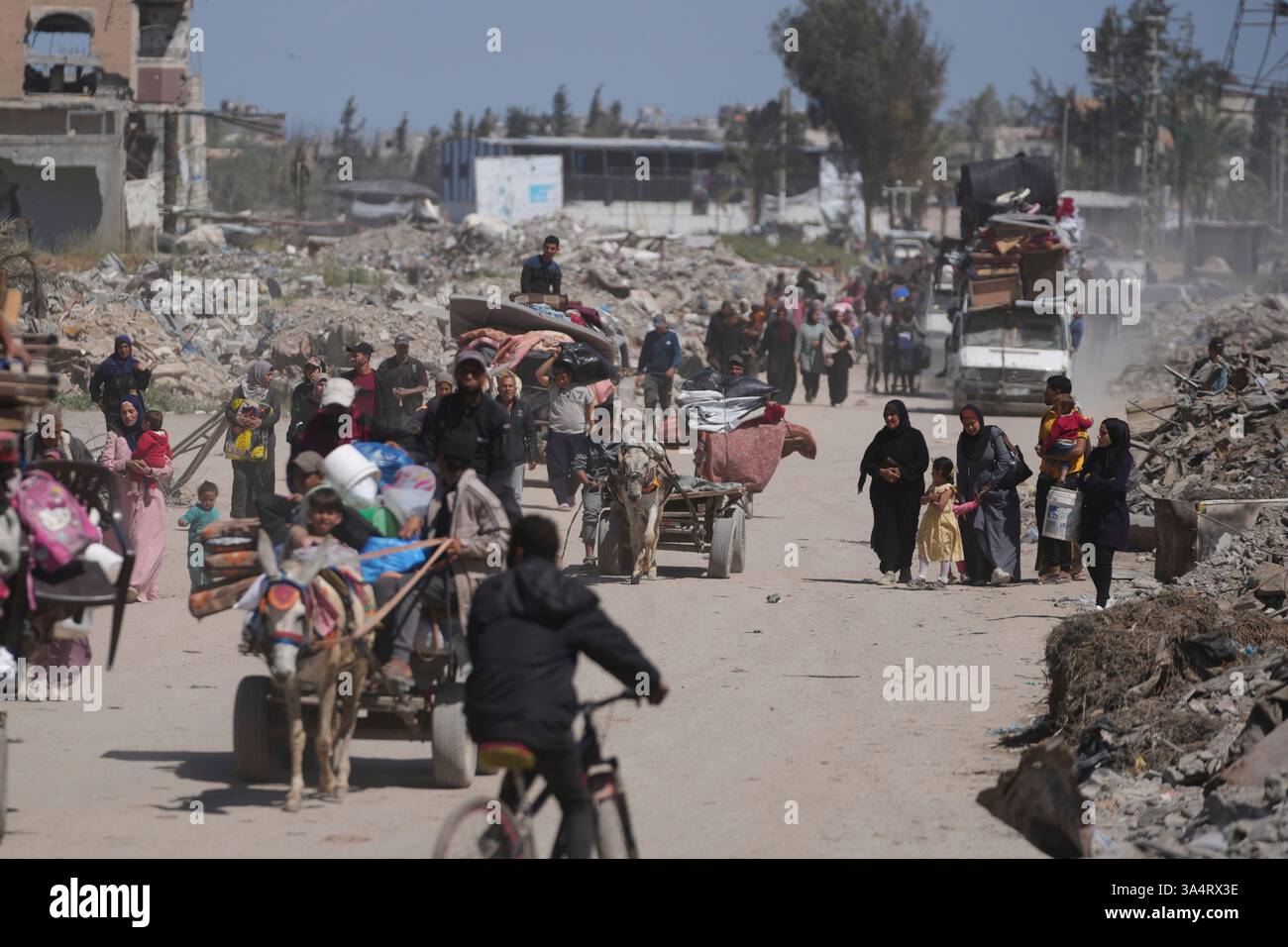 Hanoun Displaced Palestinians, carrying their belongings traveling from Beit ...