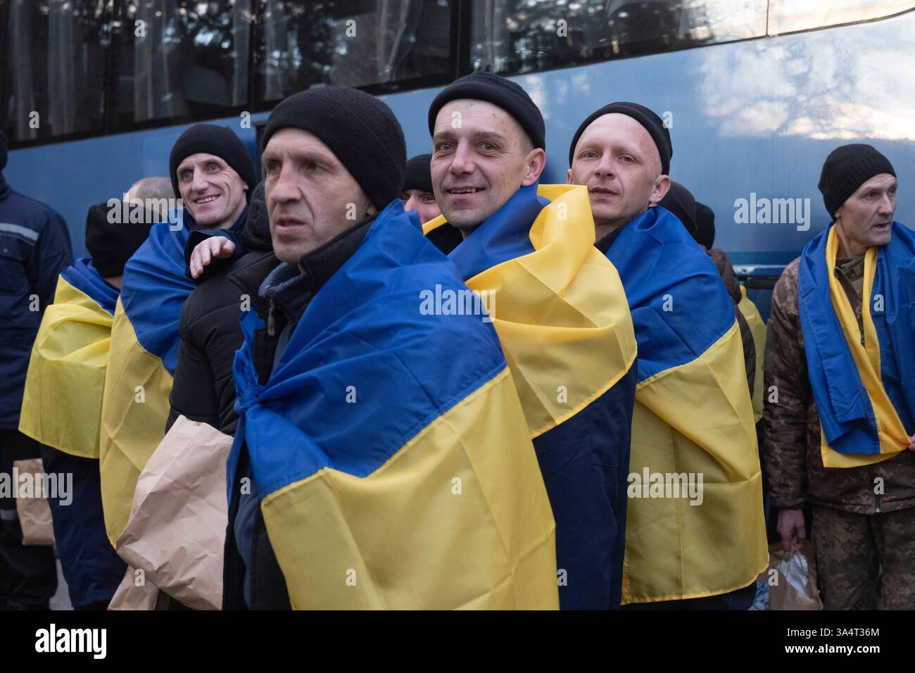 Ukrainian servicemen react after returning from captivity during a POWs ...
