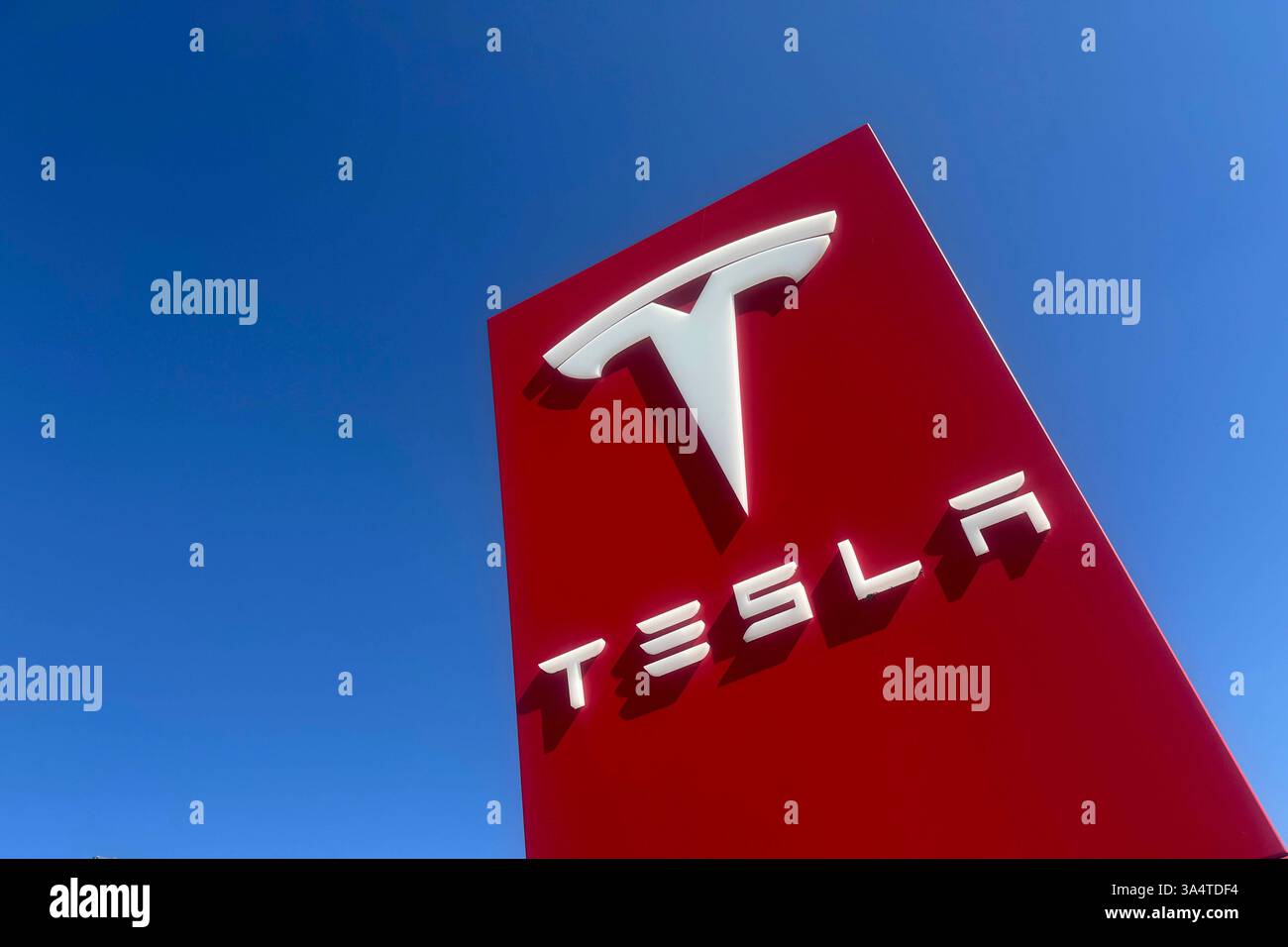 Tesla Motors Autohaus in Parsdoref bei Muenchen. Autohaus,Logo ...