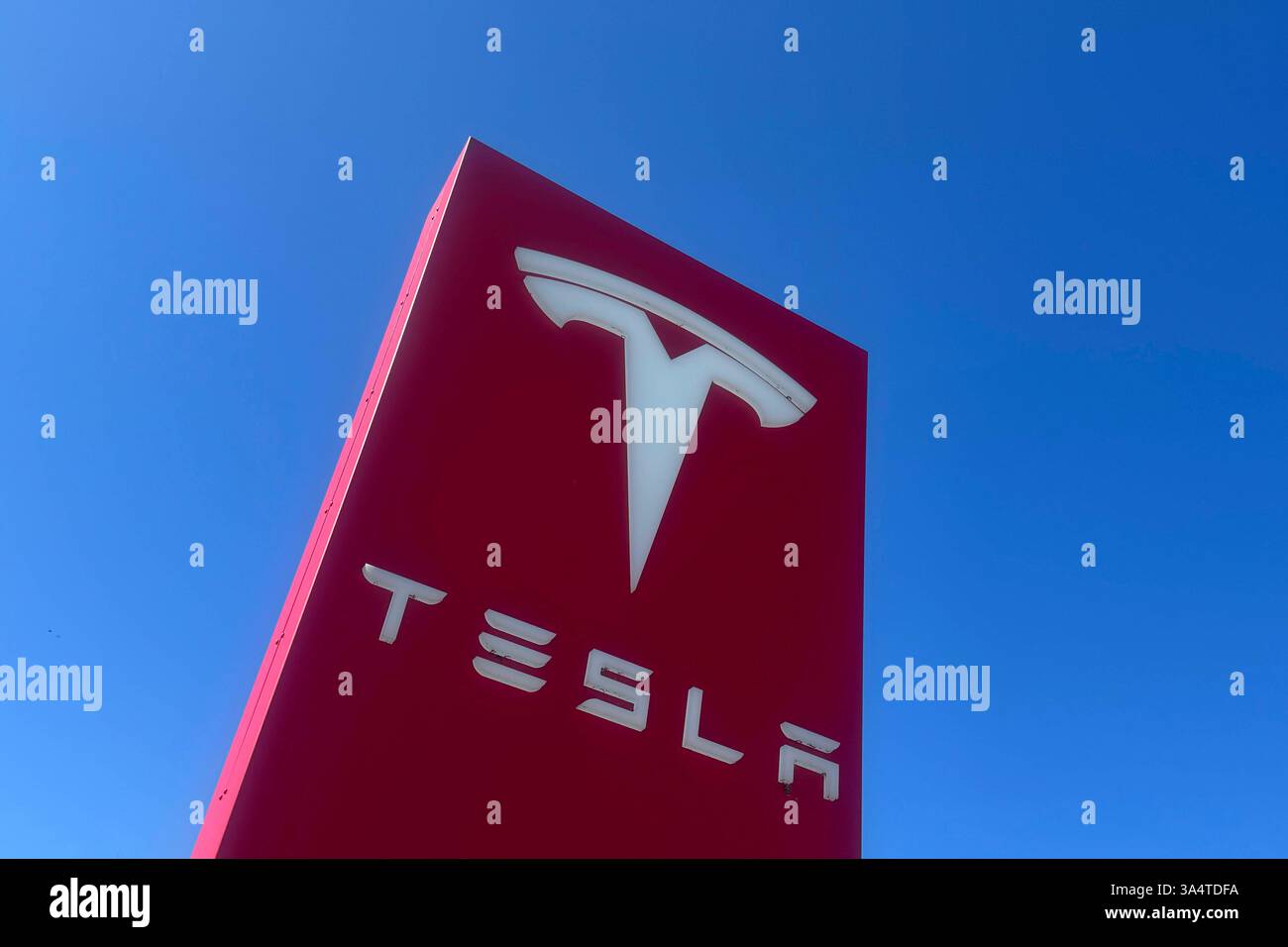 Tesla Motors Autohaus in Parsdoref bei Muenchen. Autohaus,Logo ...