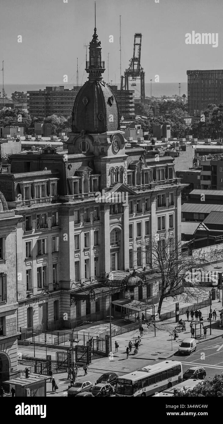 Buenos Aires, 19.03.2025: View of San Martin square and panoramic views from Monumental Tower at Retiro neighboor (Néstor J. Beremblum / Alamy) - Smartphone Captured Stock Image