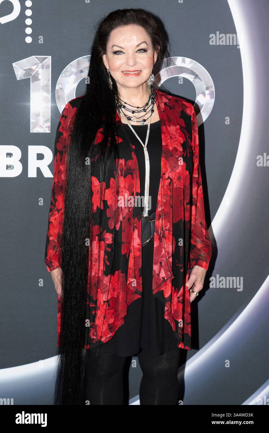 Crystal Gayle arrives at "Opry 100: A Live Celebration" on Wednesday ...