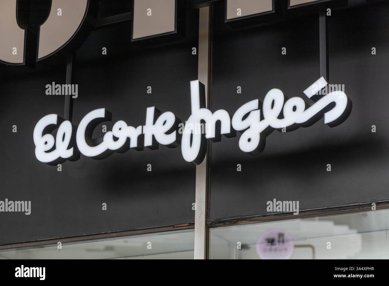 el-corte-ingl-s-logo-sign-lisbon-at-shopping-center-ubbo-el-corte