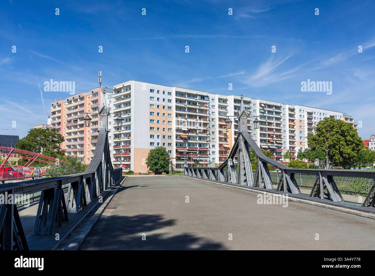 Paradiesbrücke, Stahlnietbrücke über die Zwickauer Mulde, im Hintergrund Plattenbauten aus den 1980er Jahren, Zwickau, Sachsen, Deutschland *** Paradi Stock Photo