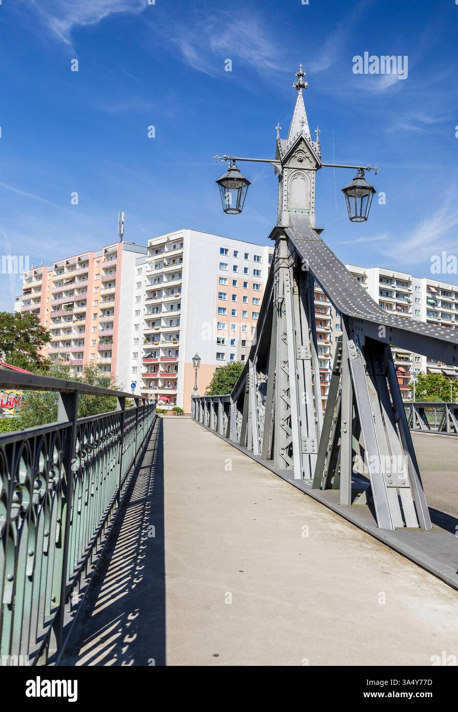 Paradiesbrücke, Stahlnietbrücke über die Zwickauer Mulde, im Hintergrund Plattenbauten aus den 1980er Jahren, Zwickau, Sachsen, Deutschland *** Paradi Stock Photo