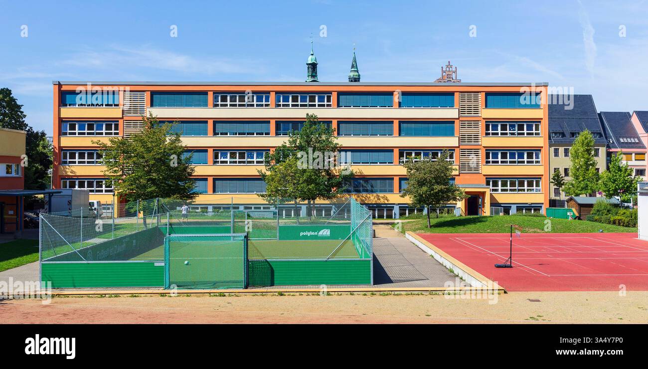 Sportanlagen der Grundschule Nicolaischule, einem sanierten Plattenbau der 1980er Jahre, Zwickau, Sachsen, Deutschland *** Sports facilities at the Ni Stock Photo