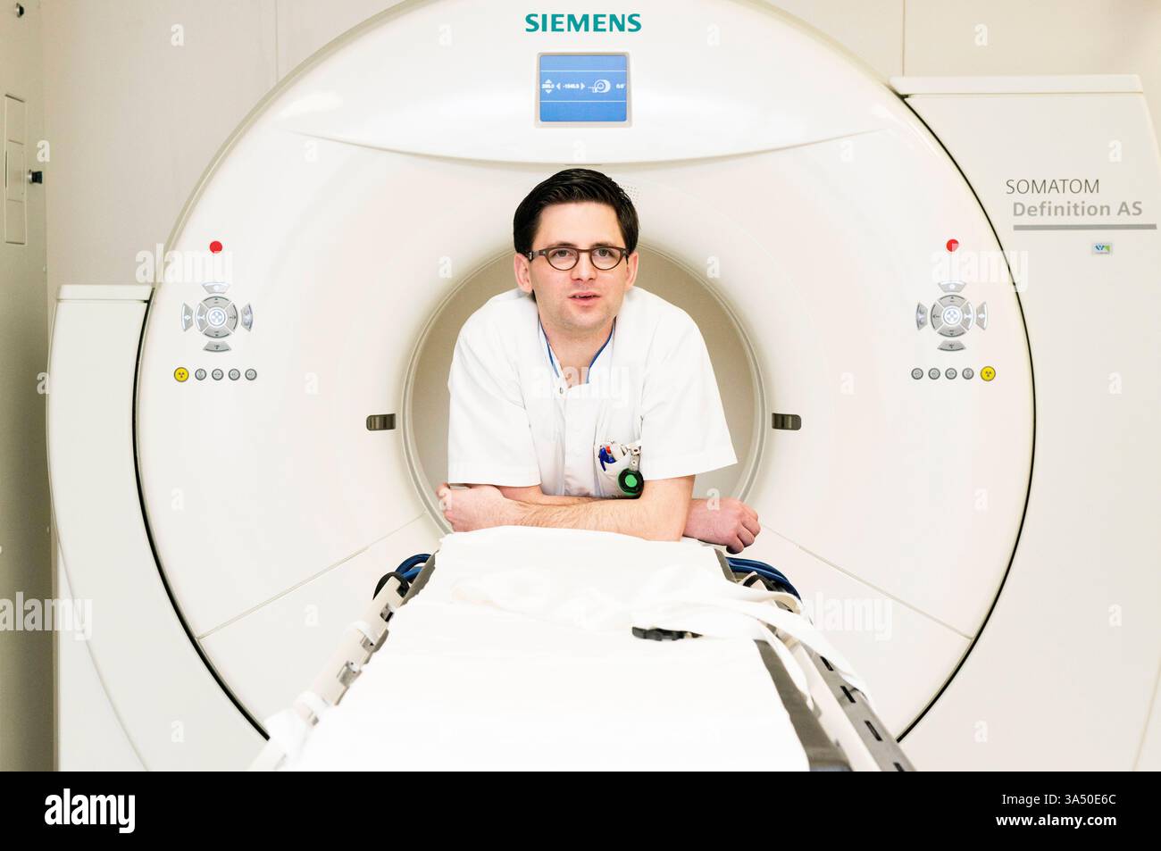 Igt Rontgen Scanner Medizinische scanner hi-res stock photography and images - Alamy