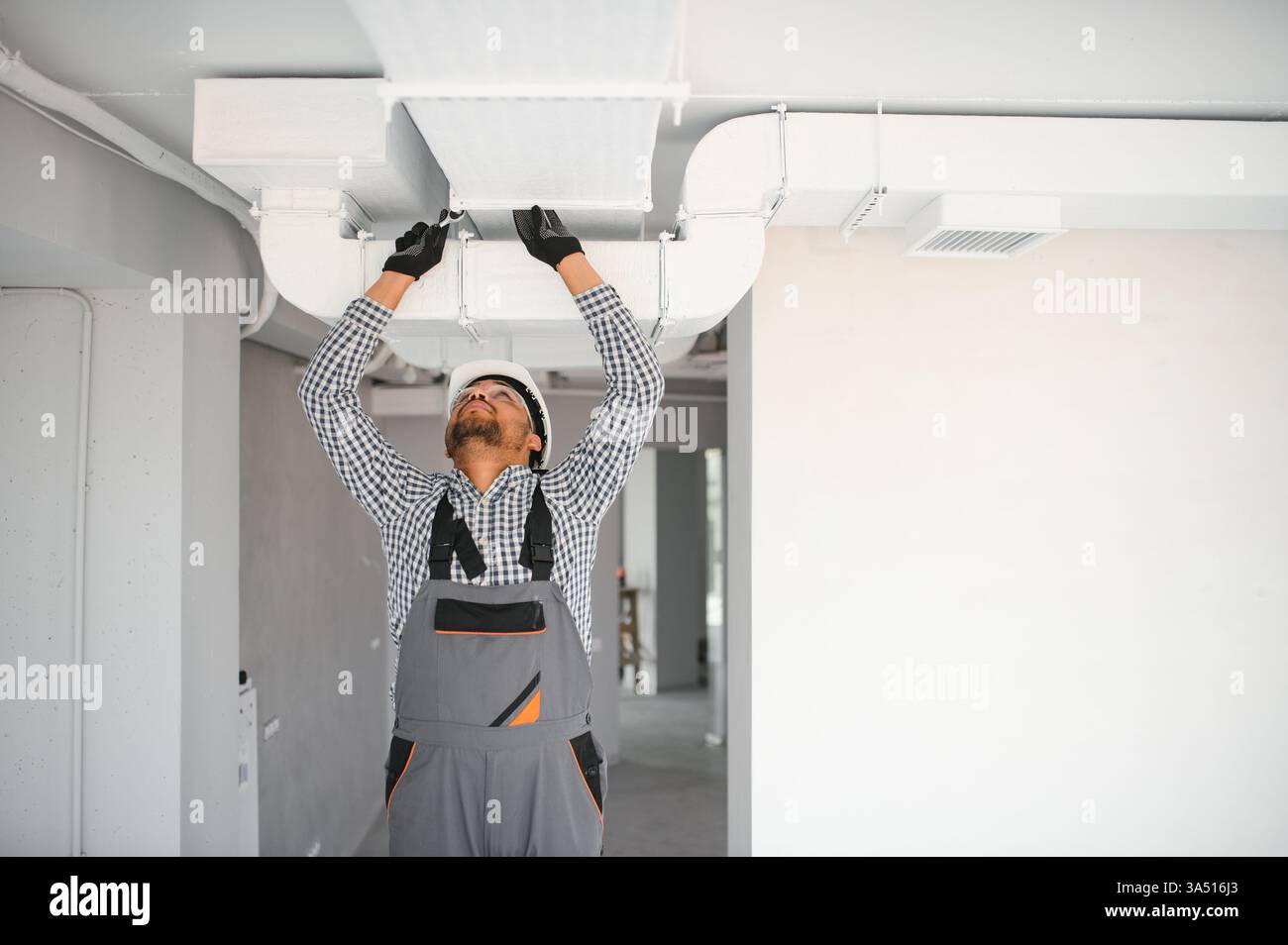 Hvac technician installing ductwork hi-res stock photography and images ...