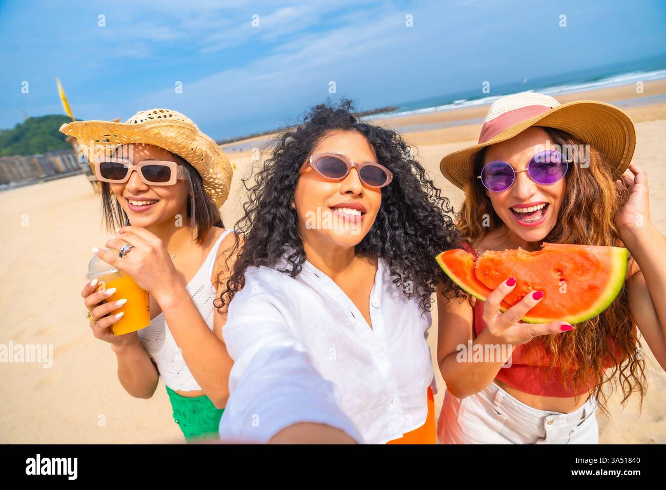 Happy smiling friends sunshine hi-res stock photography and images - Alamy
