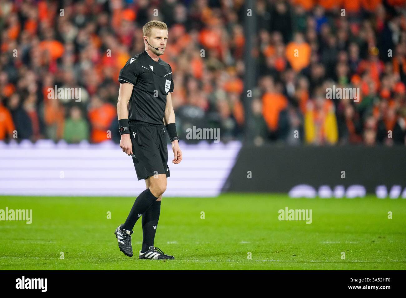 Rotterdam, The Netherlands. 20th Mar, 2025. Rotterdam - Referee Glenn Nyberg during the first leg of the quarter final of the Nations League 2024/2025. The match is set between The Netherlands and Spain at Stadion Feijenoord De Kuip on 20 March 2025 in Rotterdam, The Netherlands. Credit: box to box pictures/Alamy Live News Stock Photo
