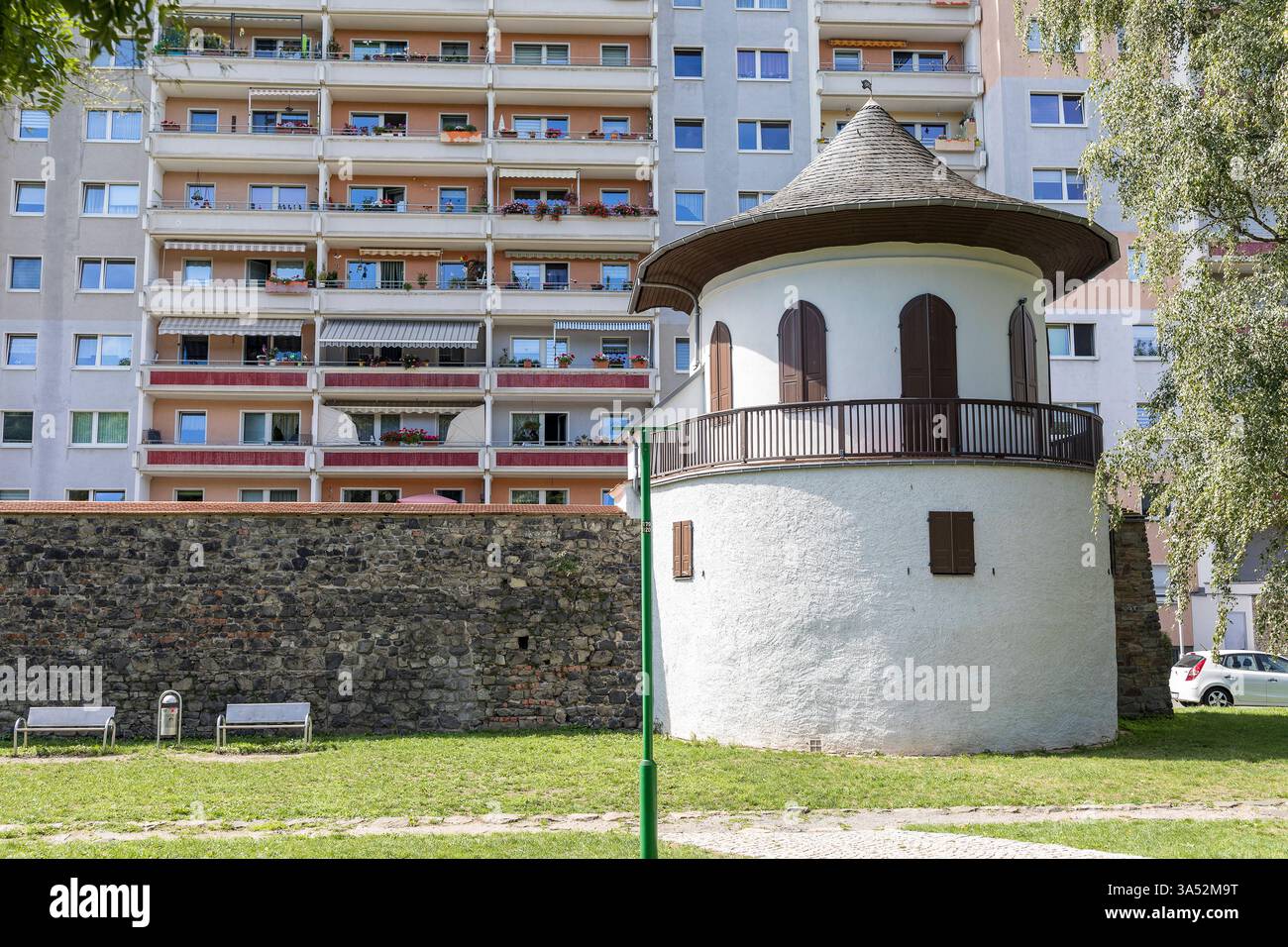 Pulverturm mit Stadtmauerrest an der Nicolaistraße, im Hintergrund ein Plattenbau aus den 1980er Jahren, Zwickau, Sachsen, Deutschland *** Powder towe Stock Photo