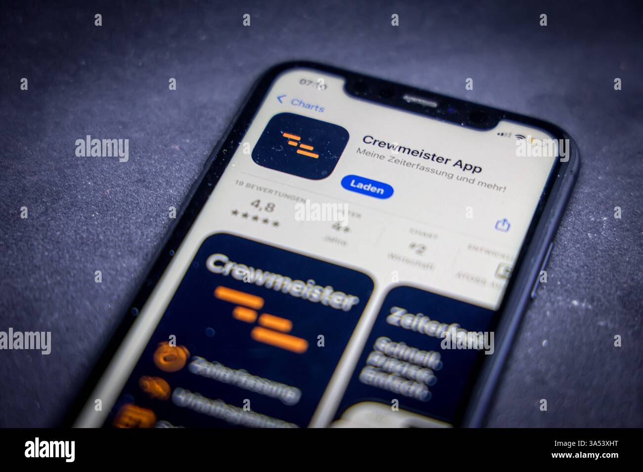 Apple App Store auf einem iPhone. Apps-Charts gratis. Crewmeister App ...
